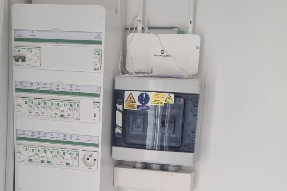 tableau élec et module panneaux photovoltaiques